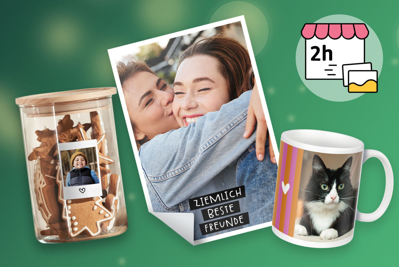 Fotos als Abzüge, Sticker auf einem Glas und auf einer Tasse, darüber ein Hinweis zur Express-Abholung in zwei Stunden im dm Markt