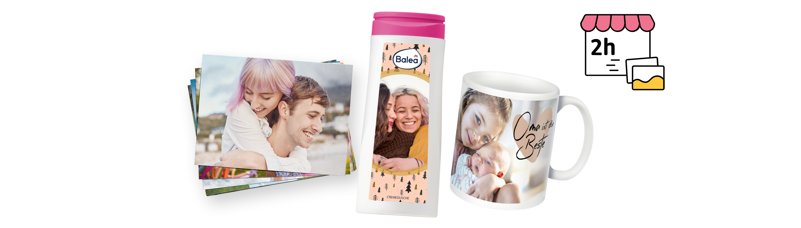Stapel glänzender Fotoabzüge, bedruckte Duschflasche mit Weihnachtsmotiv und Fototasse mit Familienfotos