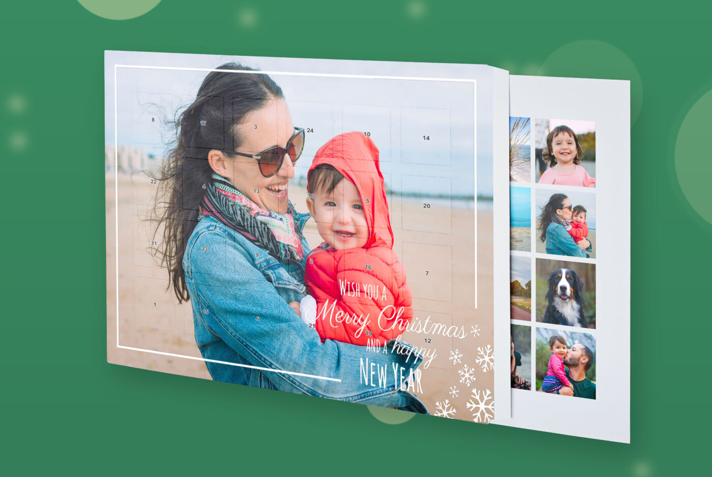 Foto-Adventskalender mit Person und Kind am Strand, rechts Schuber mit kleinen Fotos, Text Frohe Weihnachten