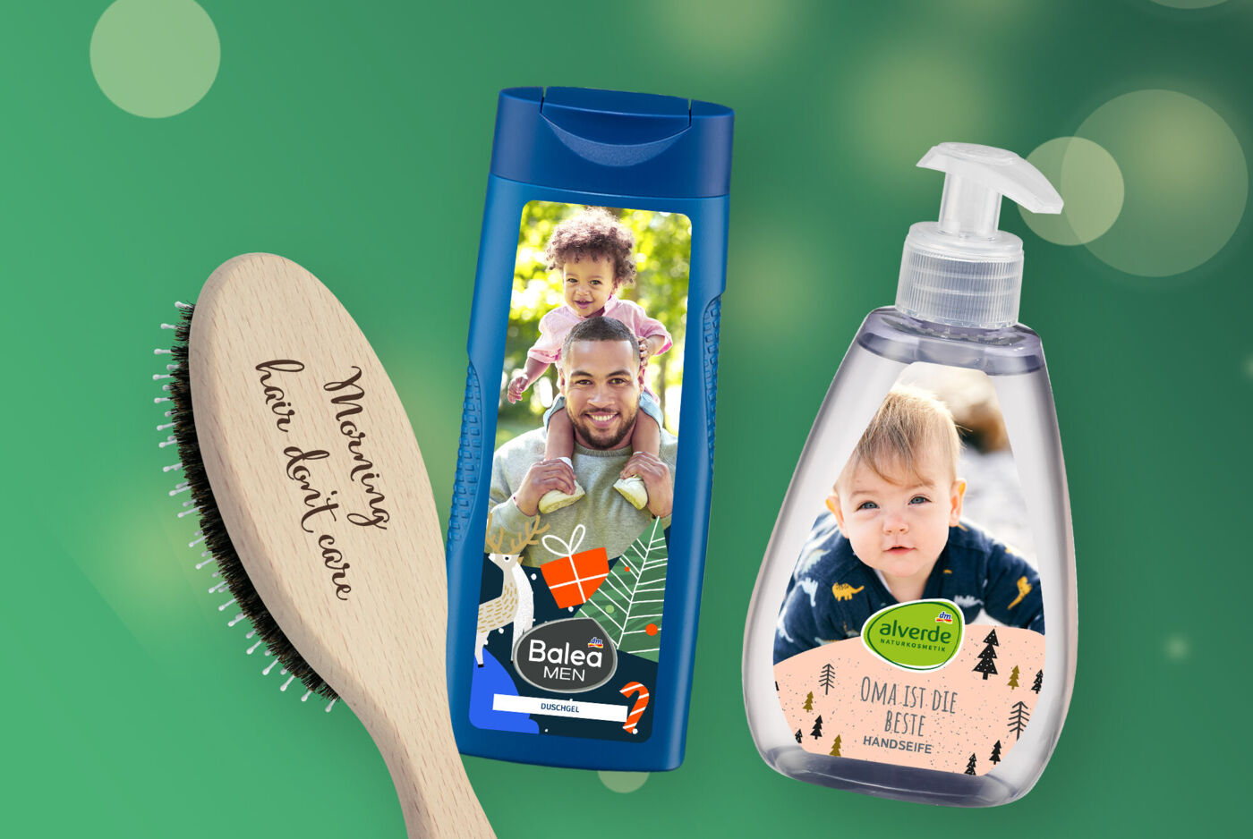 Personalisierbare Pflegeprodukte: links eine Haarbürste mit Gravur, in der Mitte ein Shampoo und rechts eine Handseife mit Familienfotos