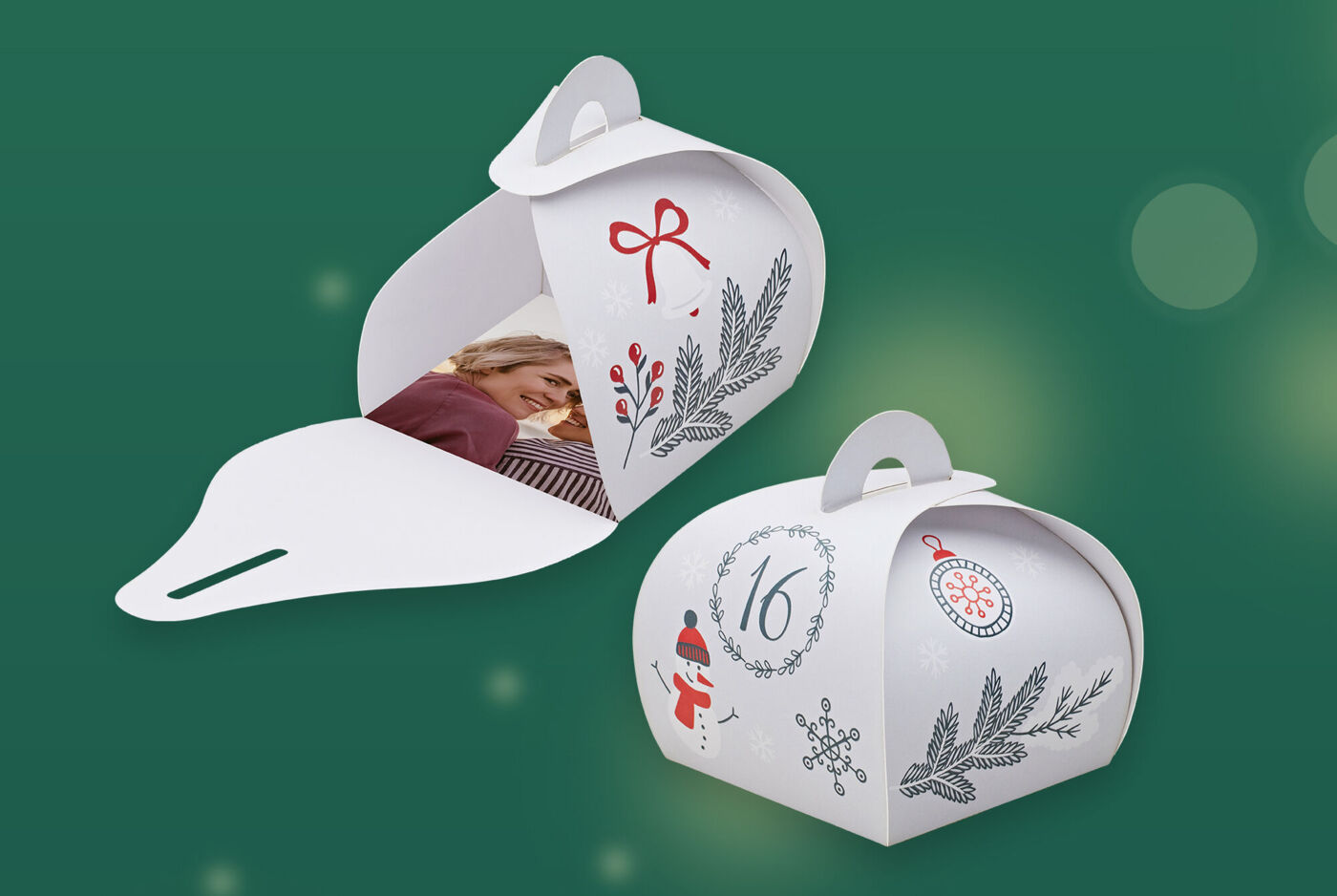 Zwei DIY Adventskalender Geschenkschachteln mit Wintermotiven, eine ist geöffnet mit Foto innen, die andere zeigt die Zahl 16