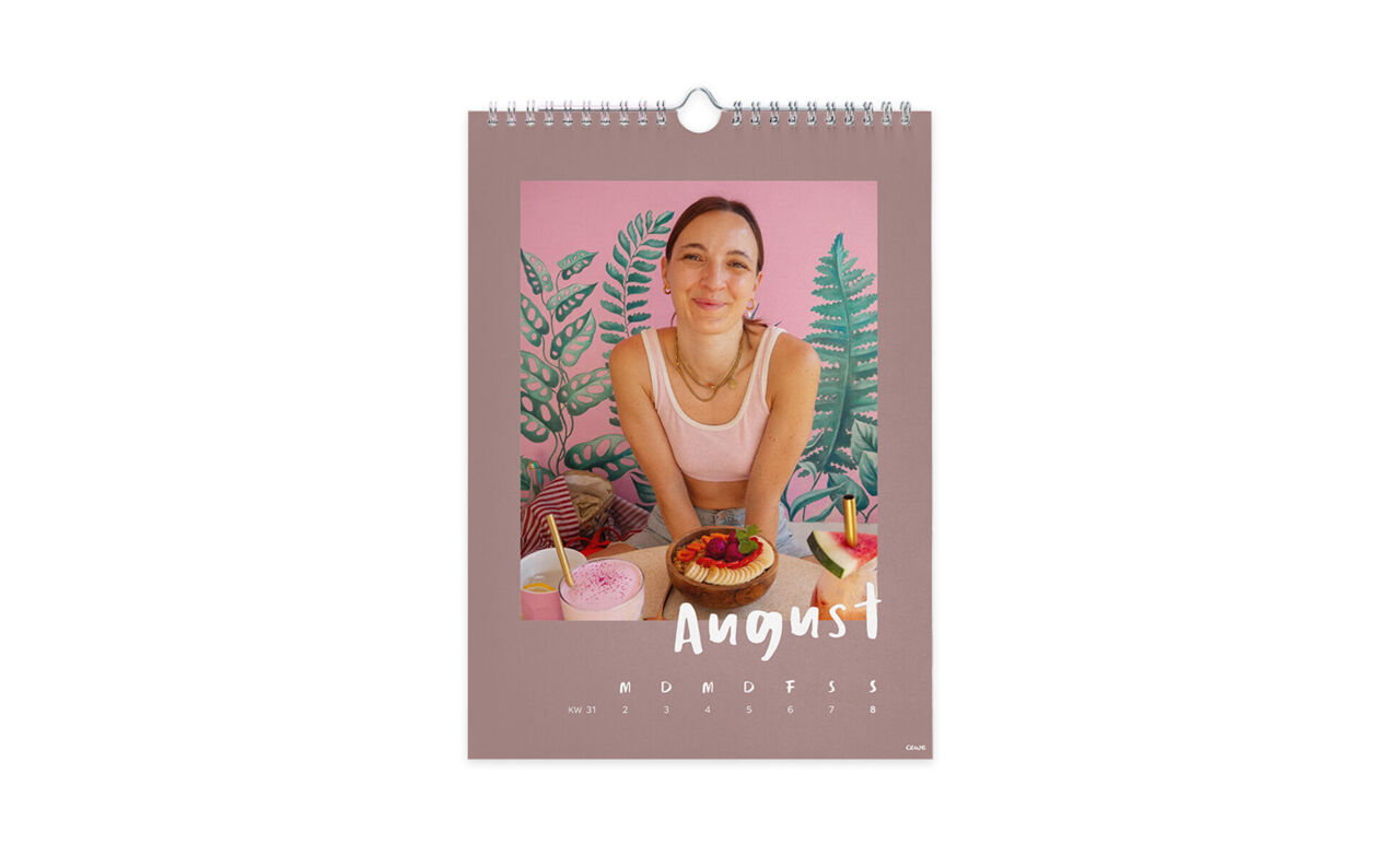Wandkalender im A4-Format mit Wochenansicht. Das vordere Blatt zeigt eine Woche im August und das Foto eines Mädchens