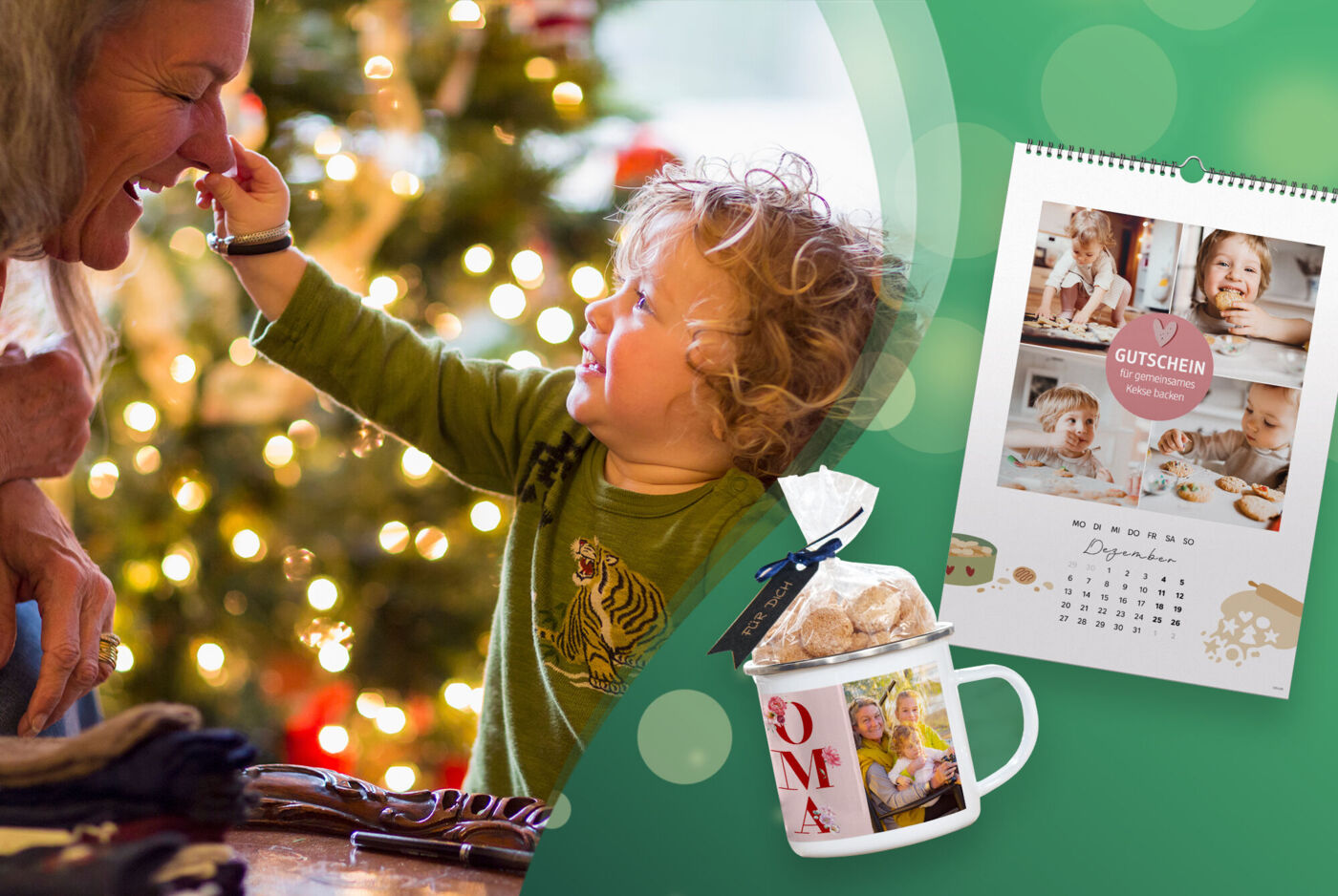 Eine Frau spielt mit einem Kind vor einem Weihnachtsbaum, daneben sind Fotogeschenke wie ein Kalender und eine Tasse abgebildet