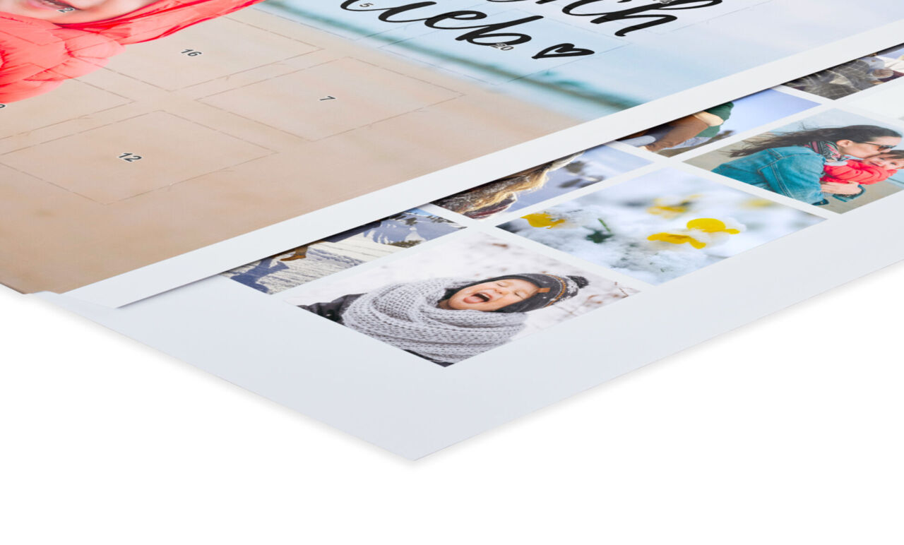 Nahaufnahme eines Posters, das aus einem Adventskalender herausragt. Das Poster zeigt eine Collage mit verschiedenen Familienfotos