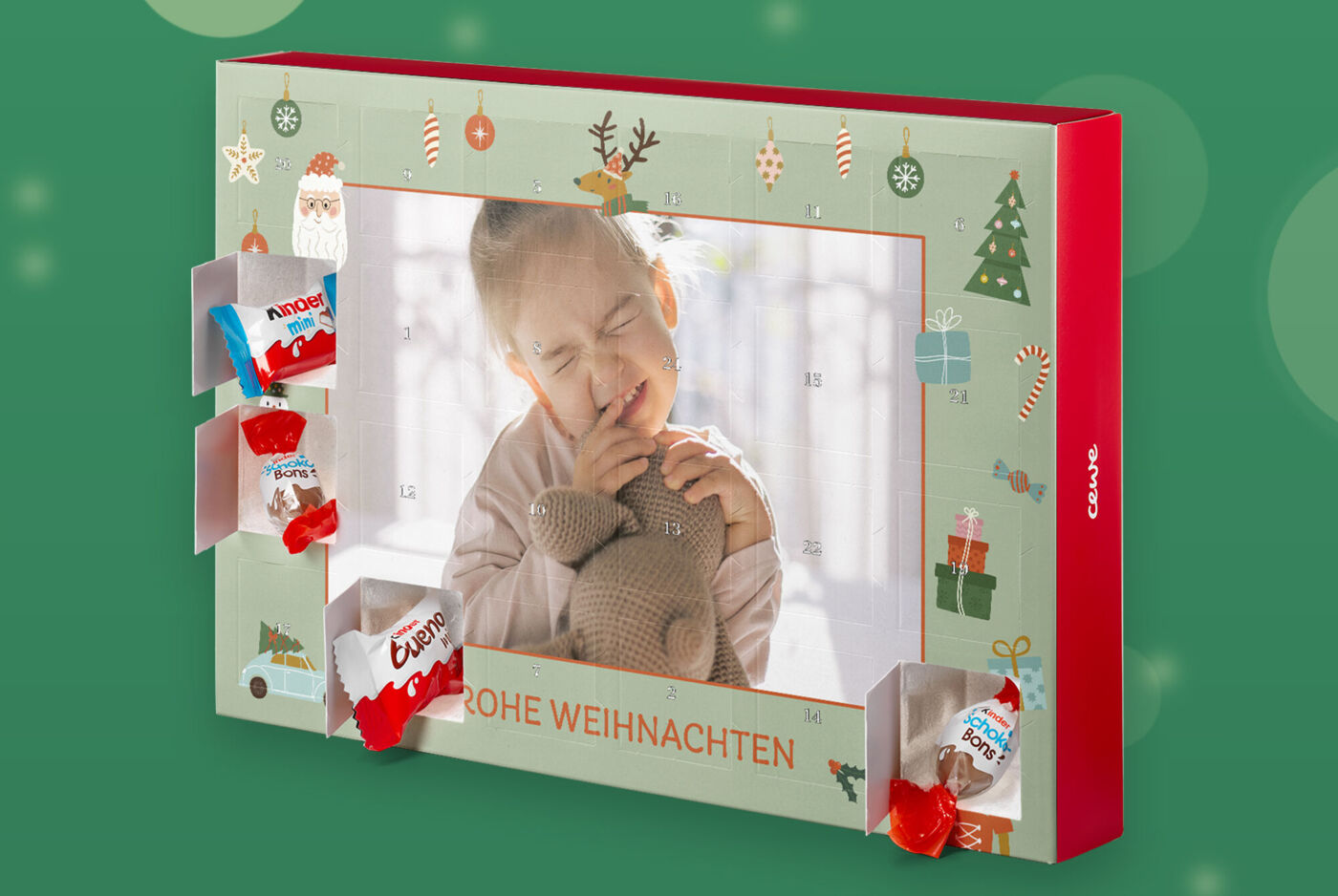 Adventskalender mit Kinder Schokolade und Foto eines Kindes mit Kuscheltier auf dem Cover, das von einem weihnachtlichen Design umrahmt ist