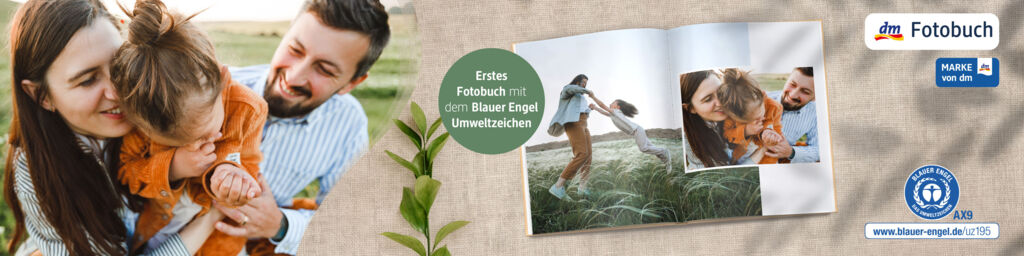 Aufgeschlagenes Fotobuch im Format A4 mit Familienbildern. Daneben ist der Blaue Engel abgebildet.