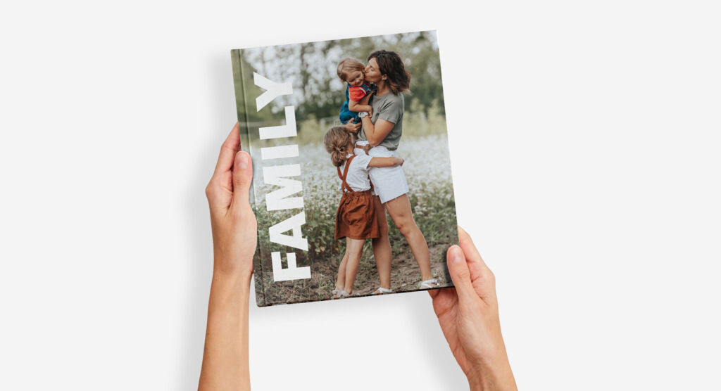 A4 Hoch Fotobuch mit Bild von Mama und Tochter auf dem Cover.