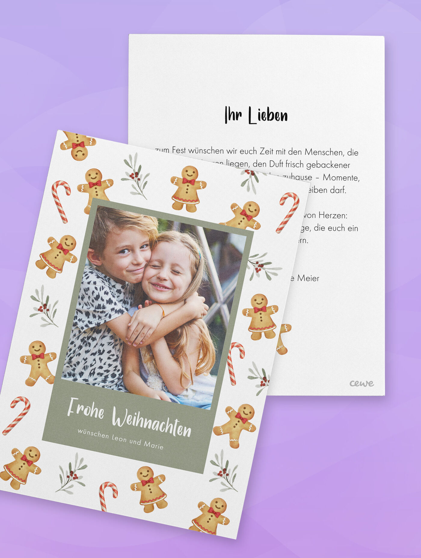 Grußkarte mit Titel "Frohe Weihnachten und Foto von zwei Kindern, welches von Lebkuchen, Pfefferminzstangen und Tannenbäumen umrahmt wird