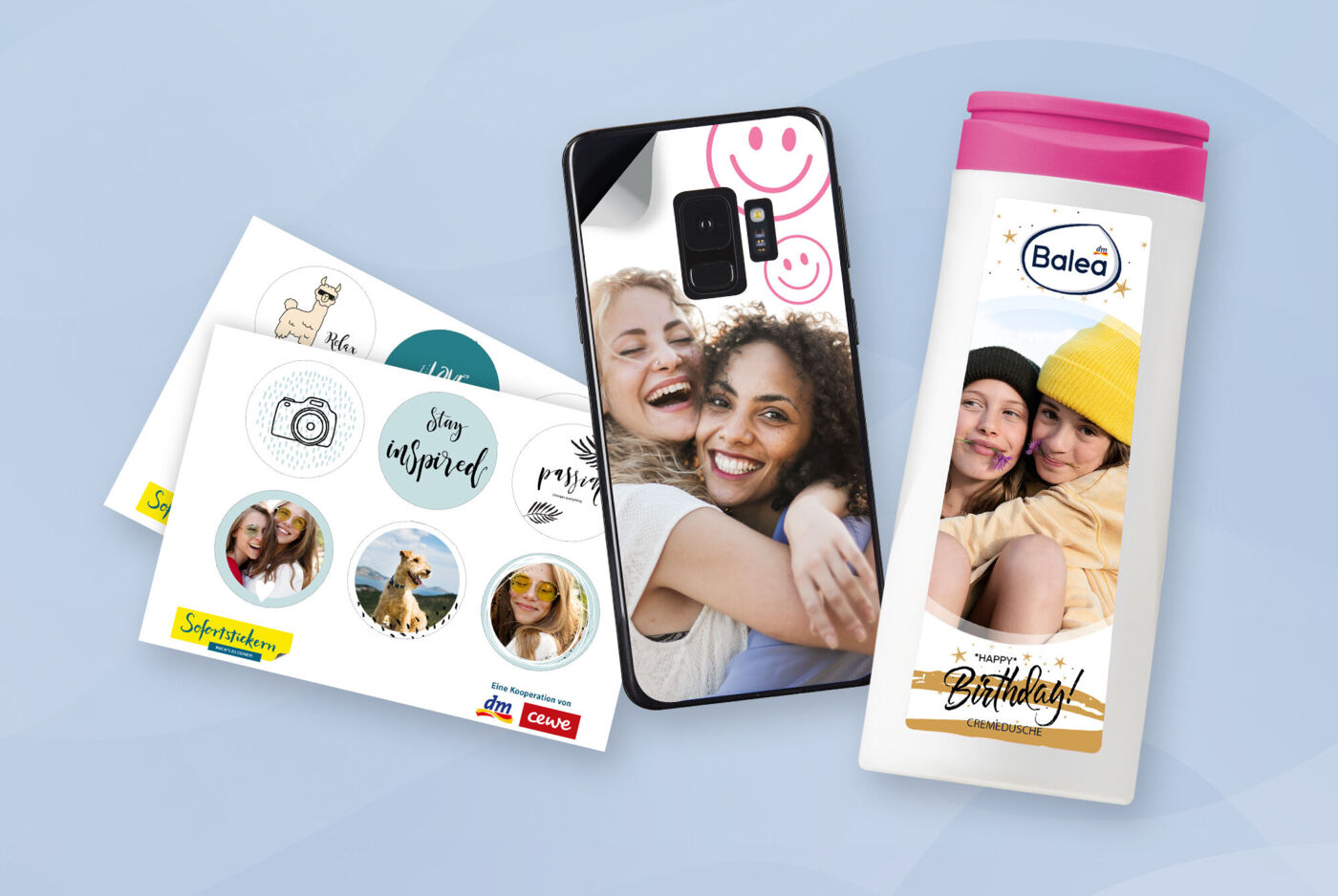 Verschiedene Foto-Sticker als Bogen, auf einem Handy oder als Produktetikett auf einem Duschgel