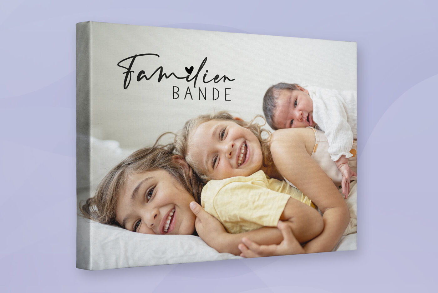 Fotoleinwand mit Bild von drei lachenden Kindern, die der Größe nach angeordnet übereinander liegen, darüber der Schriftzug "Familienbande"