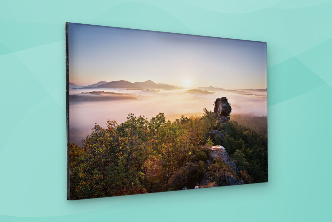 Gallery Print mit einem Landschaftsmotiv, auf dem der Fotograf von einem Berg über die Baumwipfel fotografiert hat. In der Ferne sieht man