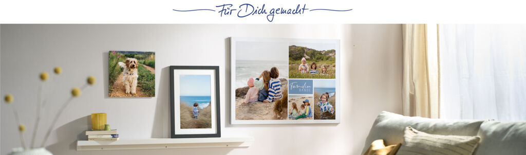 Es werden verschiedene Wandbilder wie eine Leinwand und ein gerahmtes Bild mit persönlichen Familien- und Tierfotos an einer Wohnwand gezeig