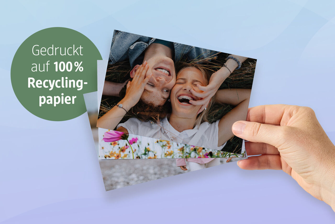 Fotos auf Recyclingpapier werden in der Hand gehalten. Bild von einem jungen Paar ist zu sehen.