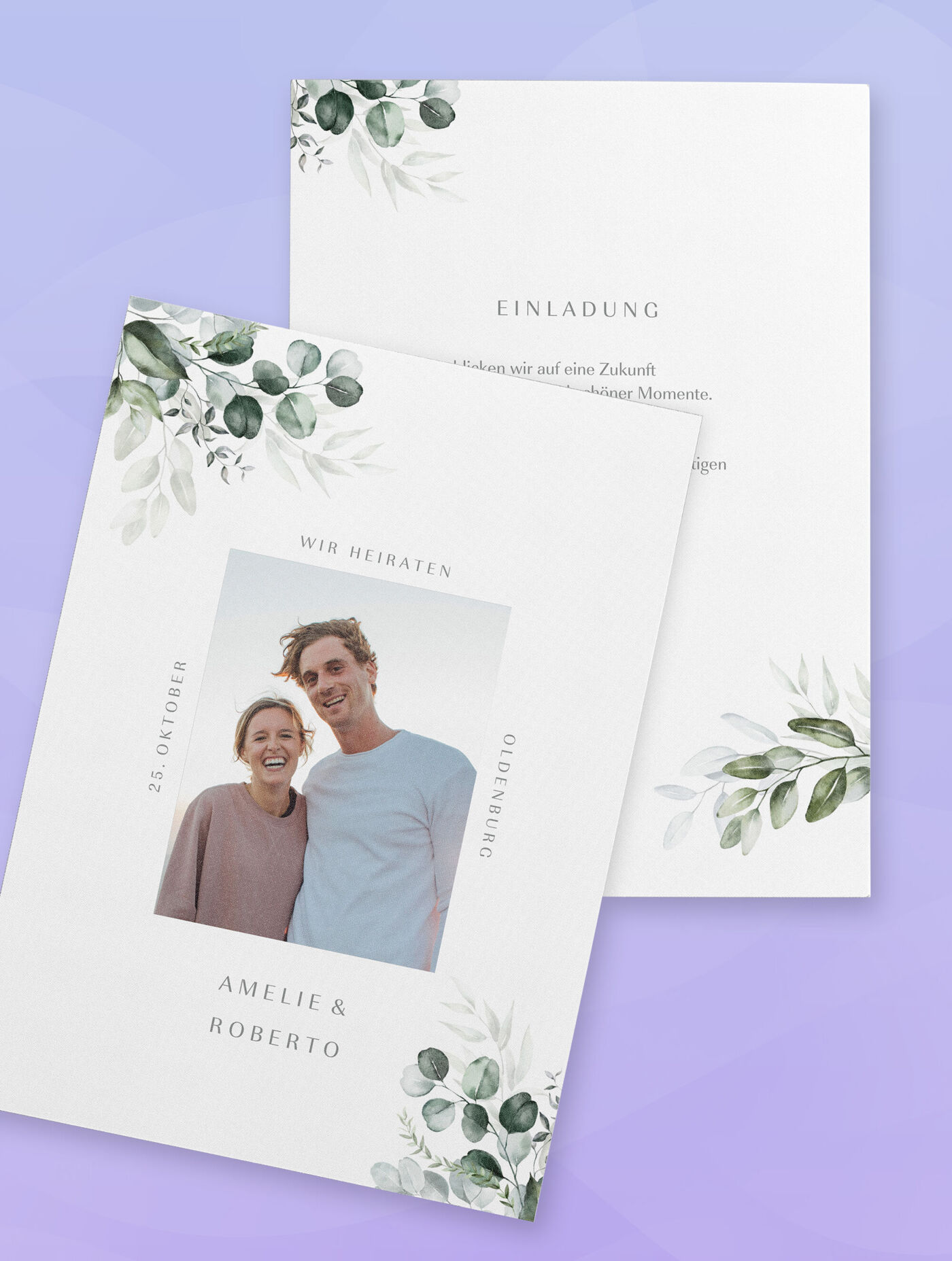 Weiße Hochzeitskarte mit grünem Blattdesign an den Ecken und Foto eines Paares in der Mitte, mit Namen und Hochzeitsankündigung