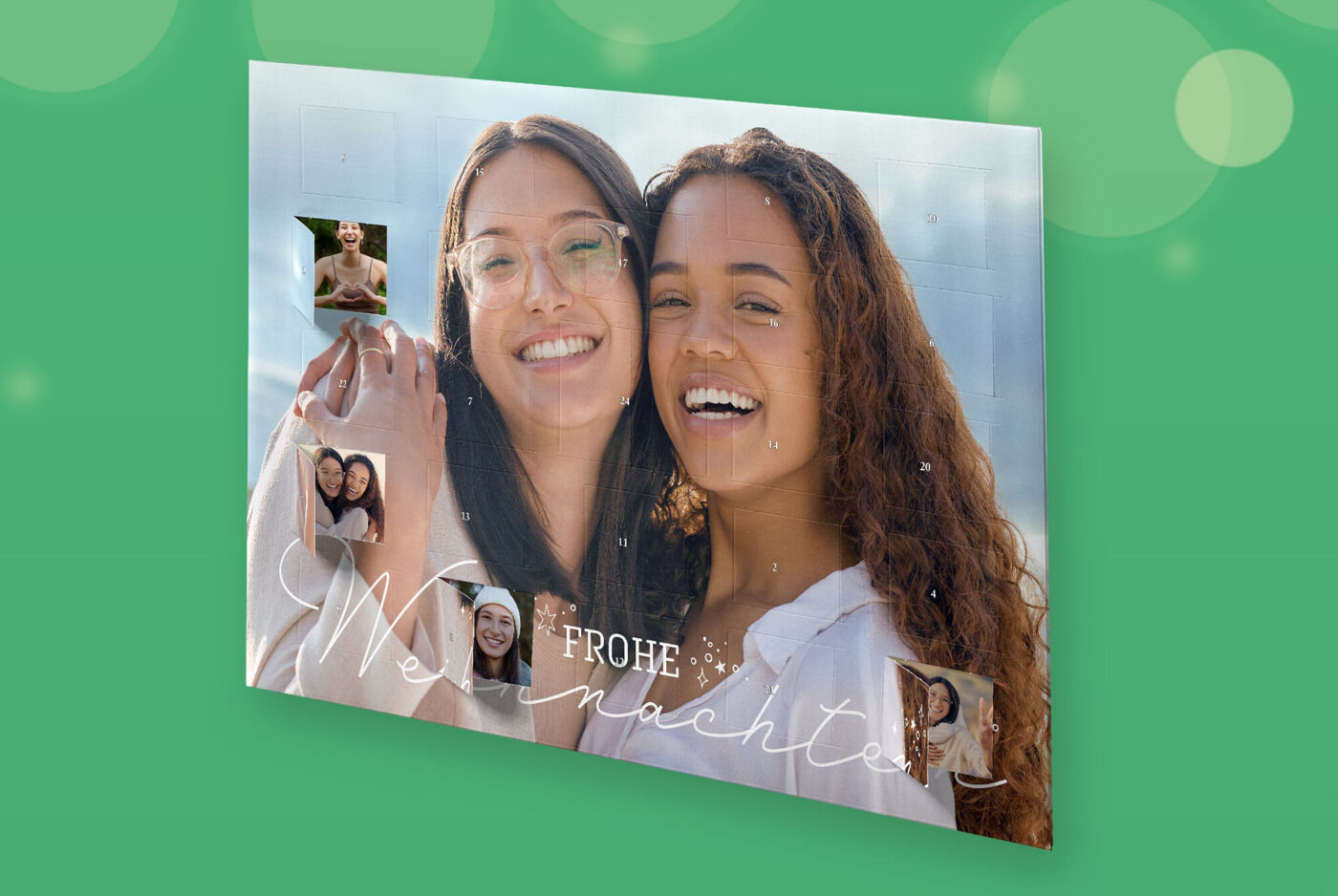Adventskalender mit Foto hinter jedem Türchen. Das Cover ist mit dem Foto zwei lachender Frauen und dem Titel "Frohe Weihnachten" bedruckt