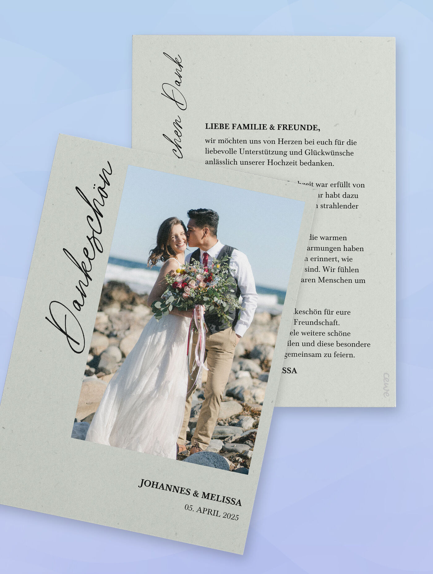 Dankeskarte mit Foto eines Hochzeitspaares an einem Strand und verschnörkeltem Schriftzug "Dankeschön"