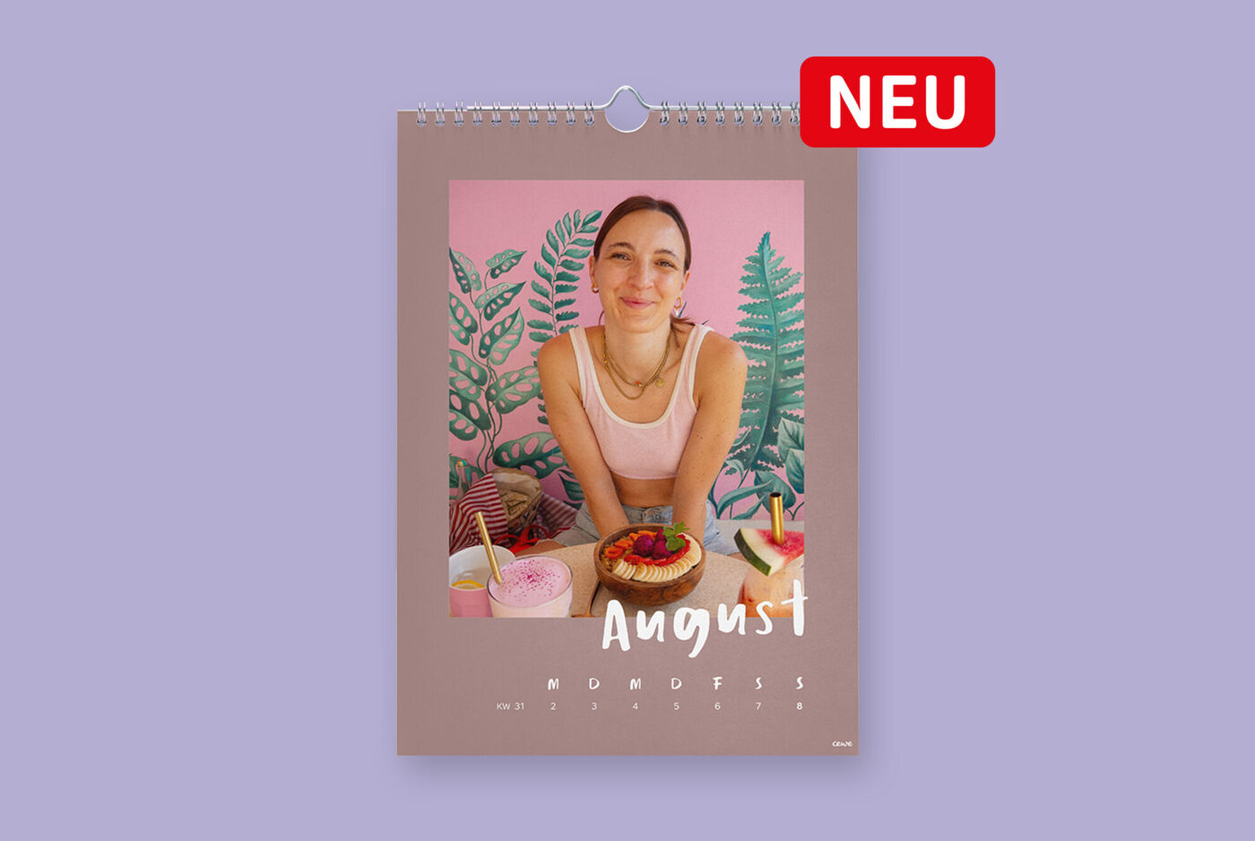 Wochenkalender im A4 Hochformat. Das vordere Blatt zeigt eine Woche im August und das Foto eines Mädchens an einem Tisch