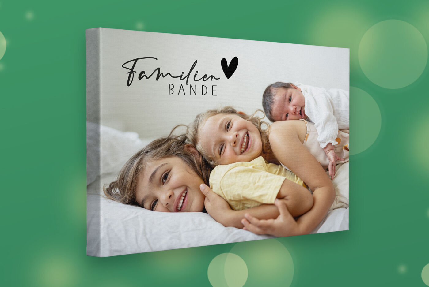 Eine Leinwand mit Foto von drei Kindern, darüber ein verschnörkelter Schriftzug mit Herz: "Familienbande"