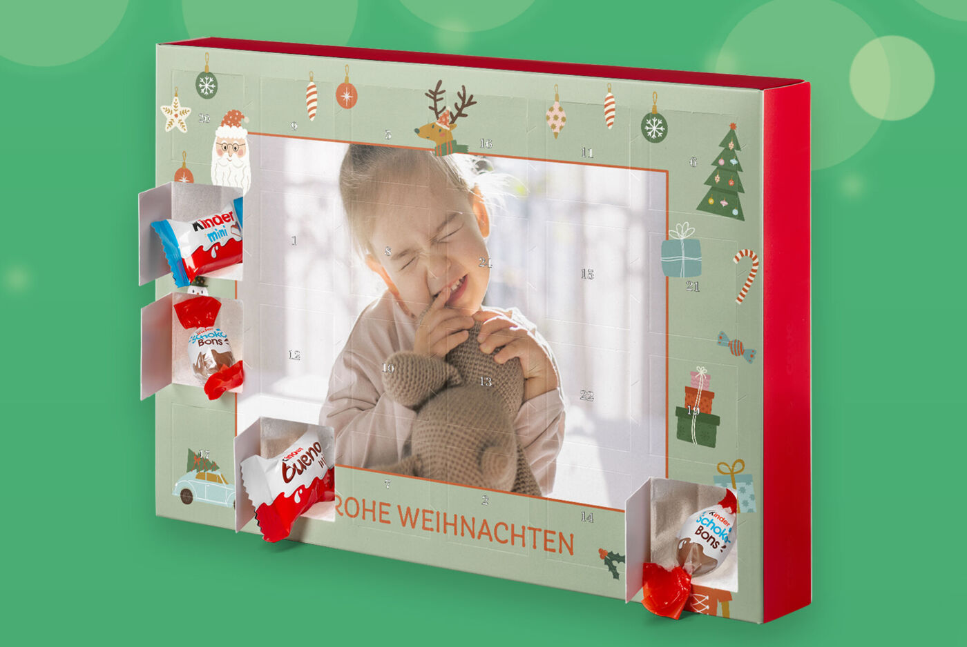 Adventskalender mit Foto, Kind hält Kuscheltier, einige Türchen offen mit Kinder-Schokolade, unten steht FROHE WEIHNACHTEN