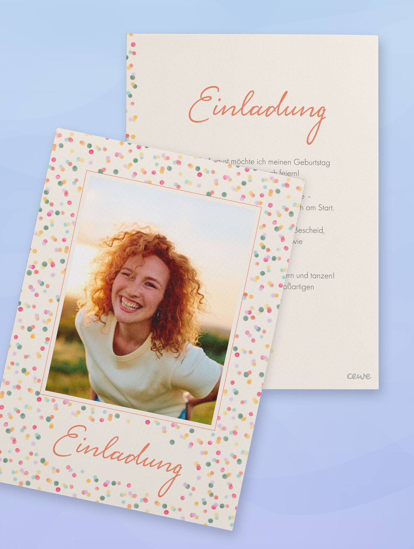 Einladungskarte mit rosa Schrift, Konfettidesign und Foto einer lachenden Frau auf einem Feld bei Sonnenuntergang