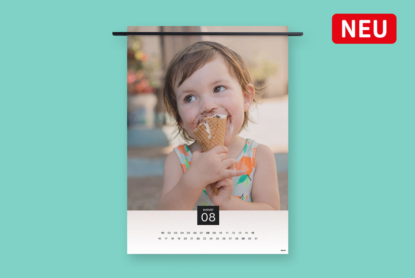 Wandkalender im A3 Hochformat mit schwarzer Metallleiste als Aufhängung. Das Foto auf dem Kalenderblatt zeigt ein Kind, das ein Eis isst