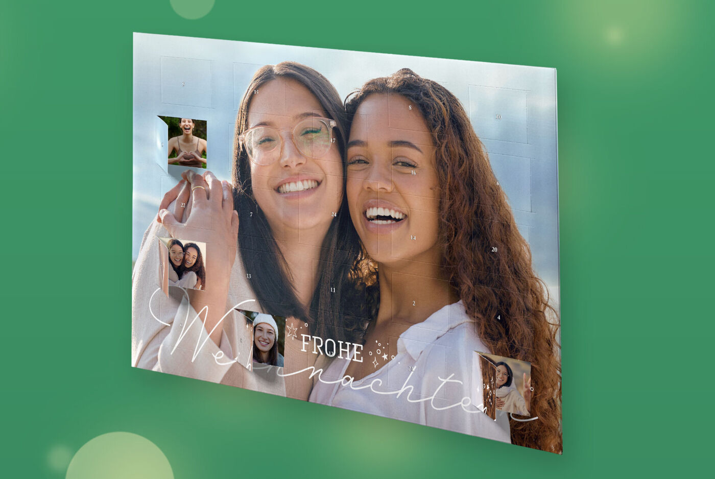 Foto-Adventskalender mit zwei Personen als Motiv, geöffnete Türchen zeigen kleine Fotos