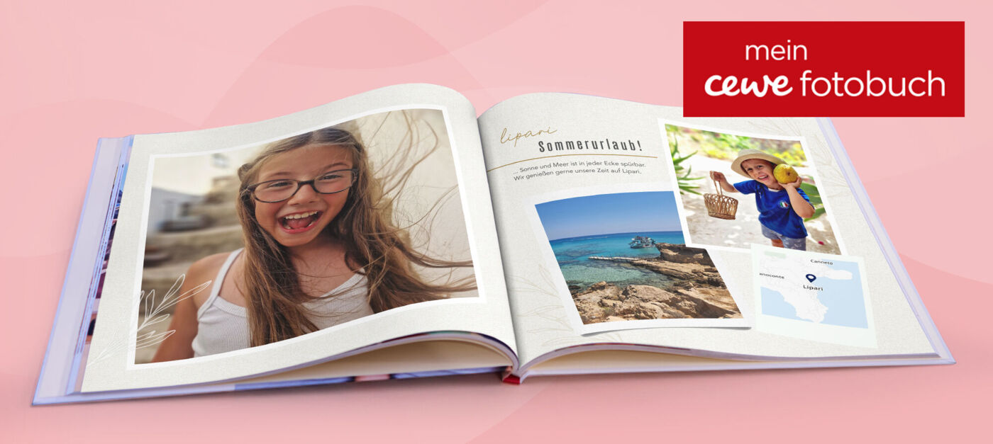 Aufgeschlagene Doppelseite eines CEWE FOTOBUCHs mit Kinder- und Landschaftsfotos aus einem Italienurlaub
