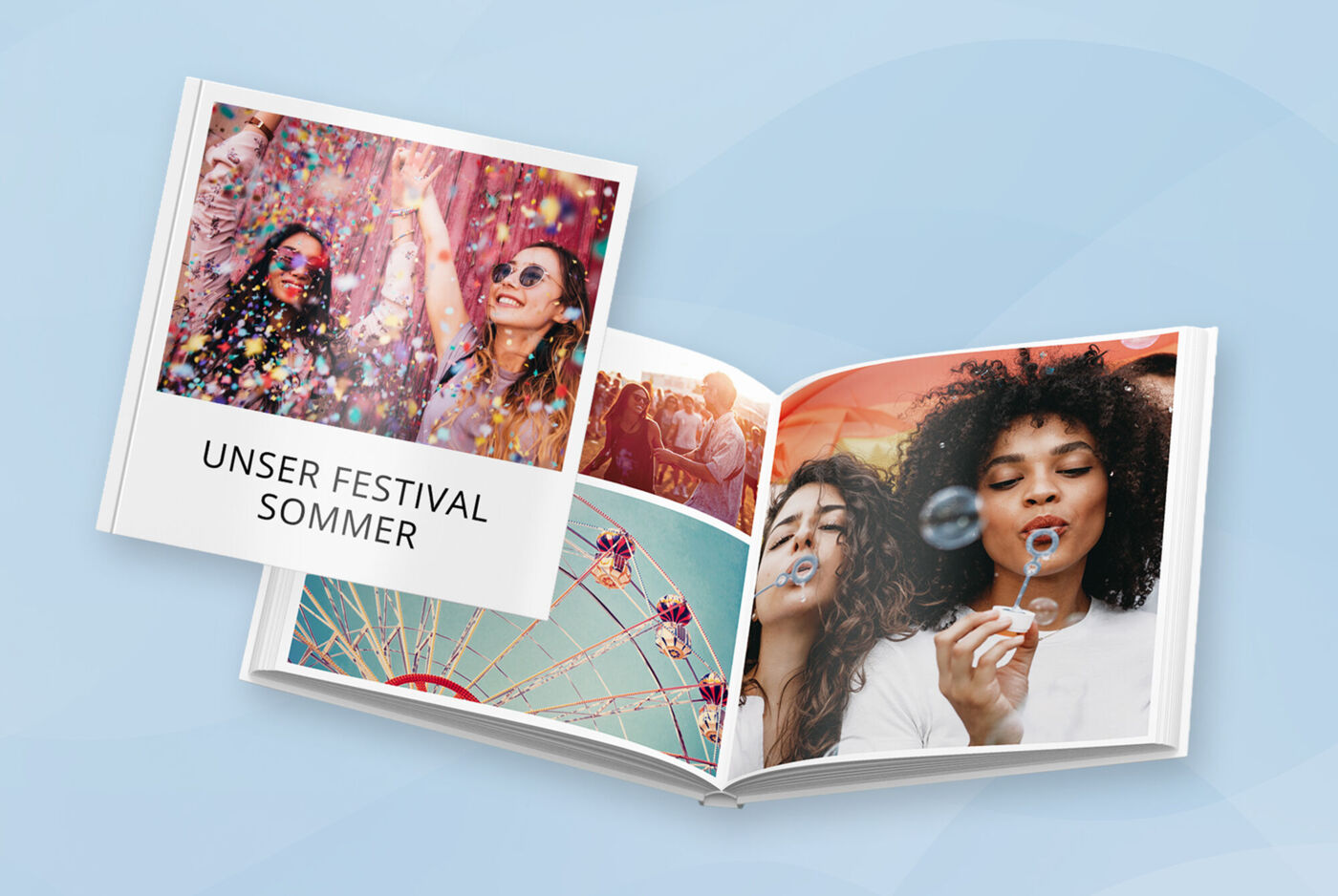 Fotobuch mit Titel "Unser Festivalsommer", daneben eine aufgeschlagene Doppelseite mit Fotos von zwei Frauen auf einem Festival