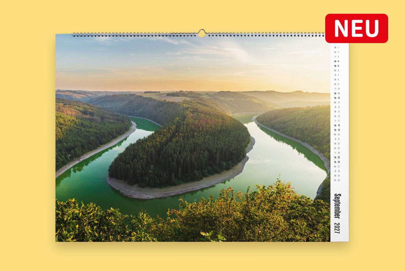 Wandkalender im Querformat in den Maßen 50 x 70 cm. Das Foto zeigt eine Berglandschaft mit Fluss, das Kalendarium befindet sich seitlich