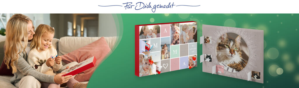 Mutter und Kind entdecken personalisierte Adventskalender mit Schokolade und Fotos von der Familie und Tieren