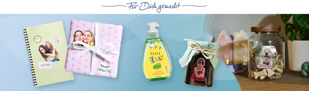 Sofortsticker mit persönlichen Fotos auf Notizbuch, Geschenkverpackung, Seifenspender und Vorratsglas.