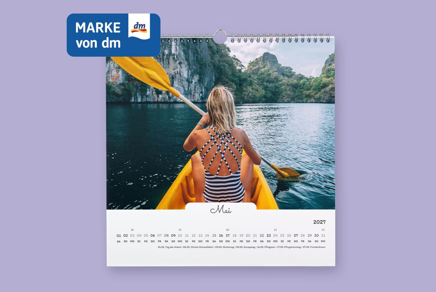 Wandkalender mit Spiralbindung und Design in handgeschriebenem Stil mit einem Foto von Frau im Kajak.