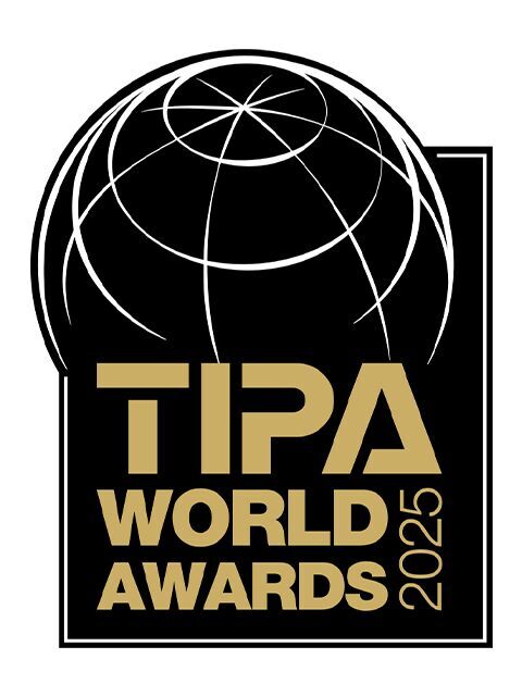 Logo der TIPA World Awards 2025 mit stilisiertem Globus