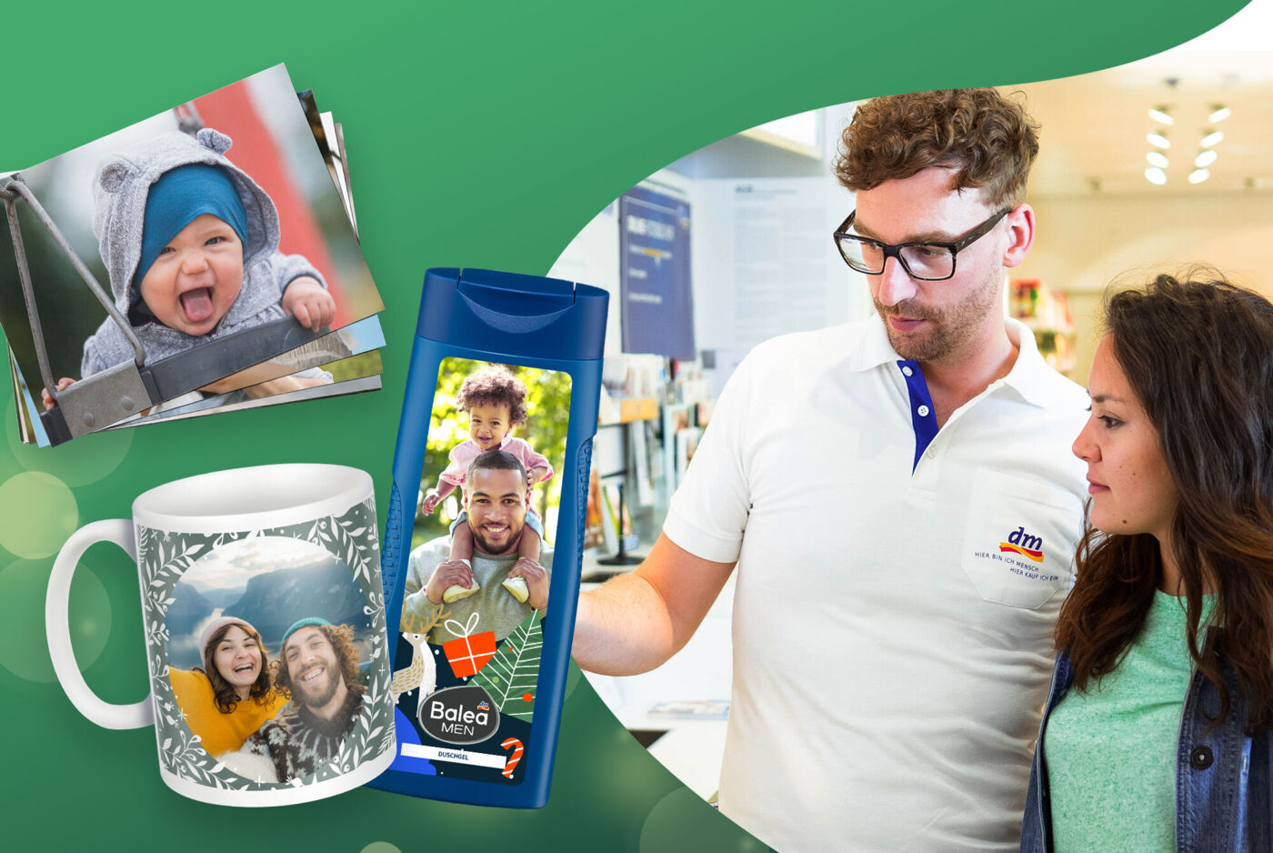 Eine Frau steht neben einem dm-Mitarbeiter im Markt, daneben sind personalisierte Fotoprodukte wie Tassen, Abzüge und Etiketten zu sehen