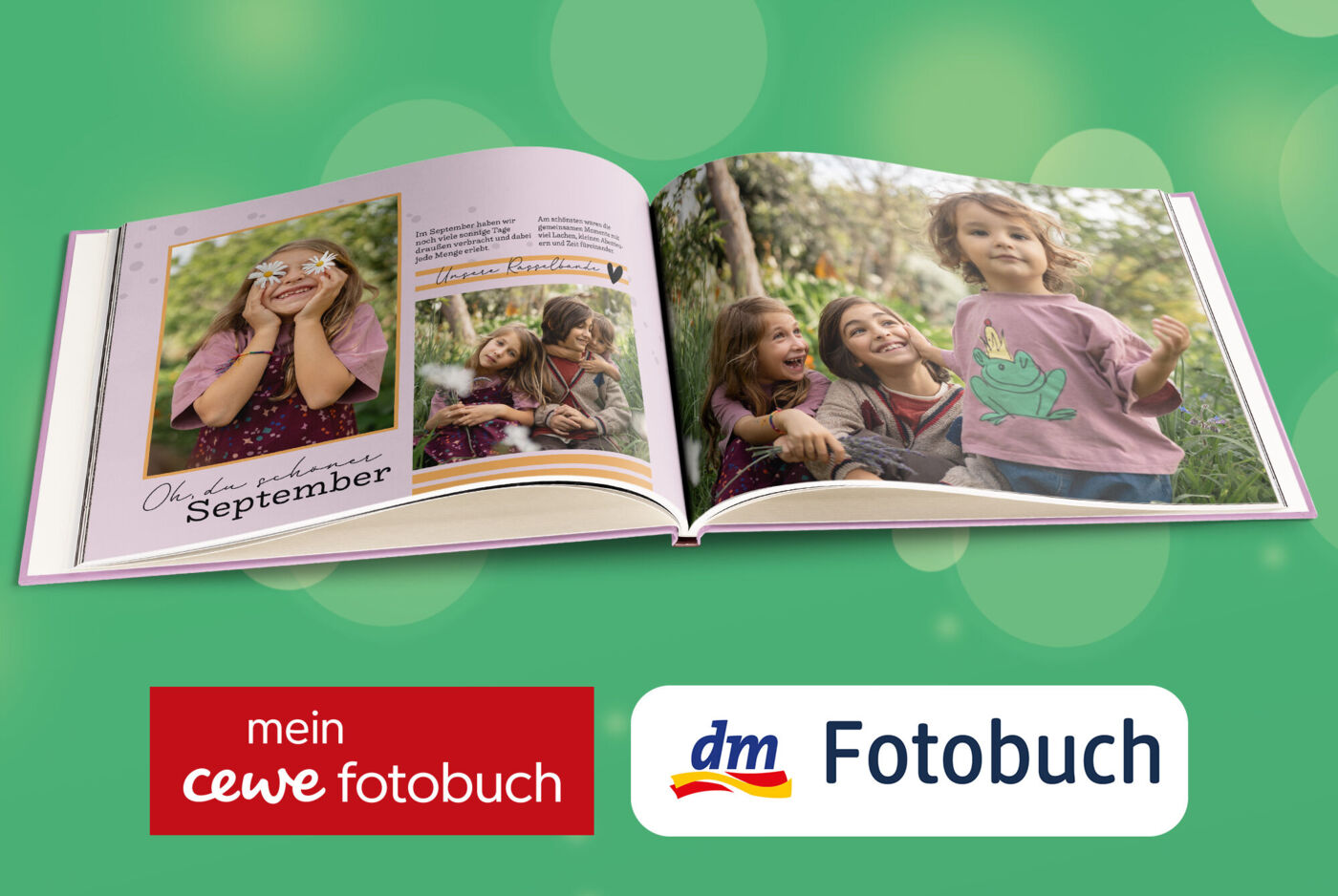 Aufgeschlagene Doppelseite eines Fotobuchs mit herbstlichen Familienfotos, darunter die Marken CEWE und dm Fotobuch