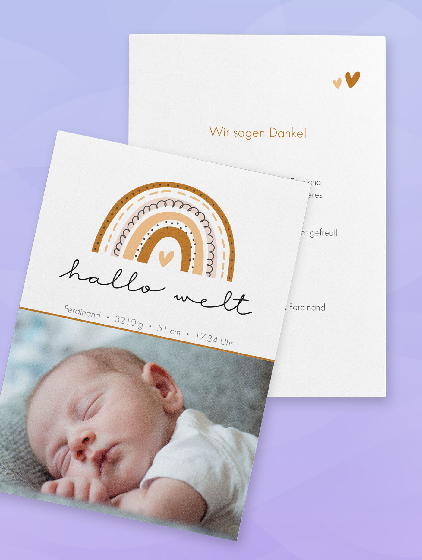 Babykarte mit Regenbogen und Schriftzug "Hallo Welt", darunter das Foto eines schlafenden Babys