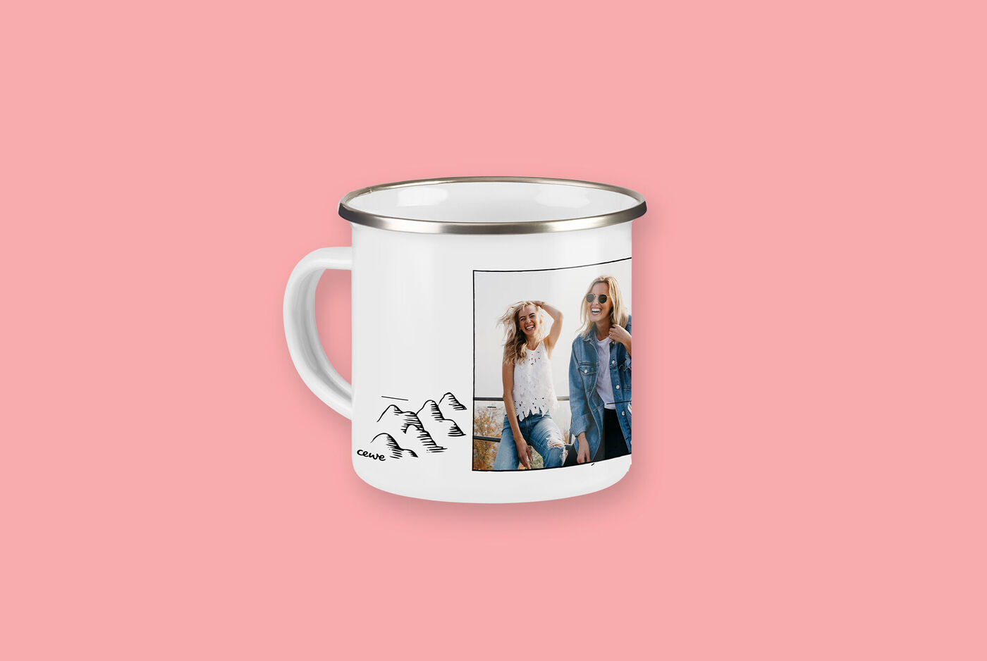 Helle Tasse mit einem Foto von zwei Freundinnen vor einer Berglandschaft
