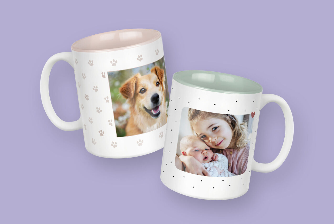 Zwei Fototassen vor lila Hintergrund. Links mit Hundefoto und beiger Innenfarbe, rechts mit Kinderfoto und hellgrüner Innenfarbe