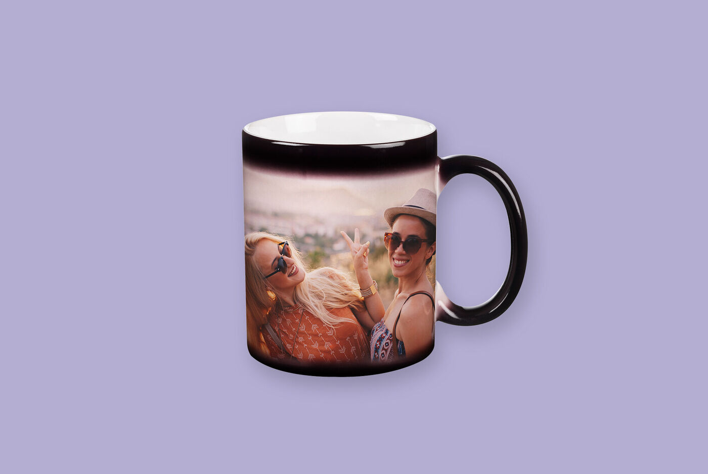 Eine liebevoll gestaltete Tasse mit fröhlichem Fotomotiv