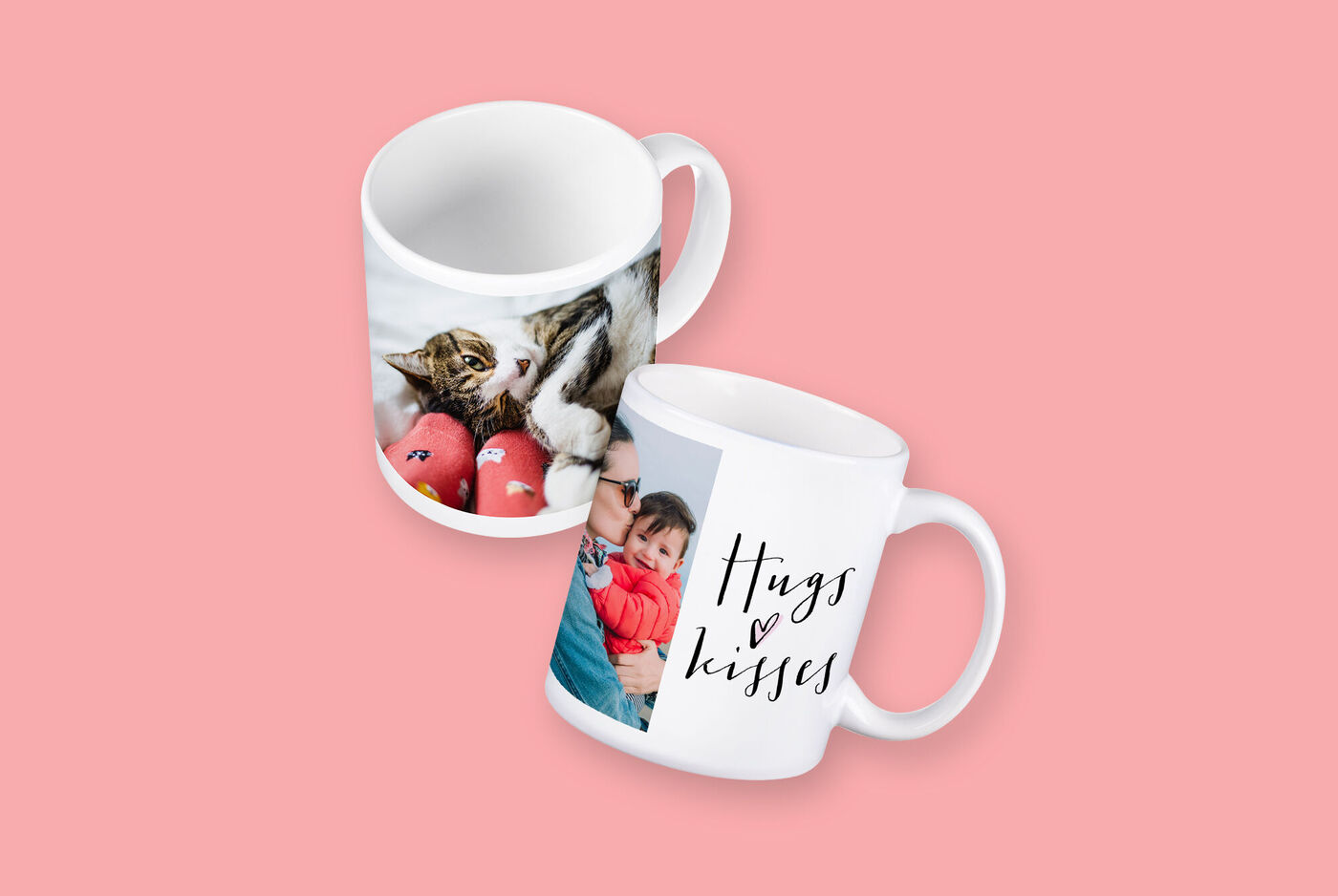 Zwei personalisierte Tassen mit Fotos und Schriftzug "Hugs & Kisses"